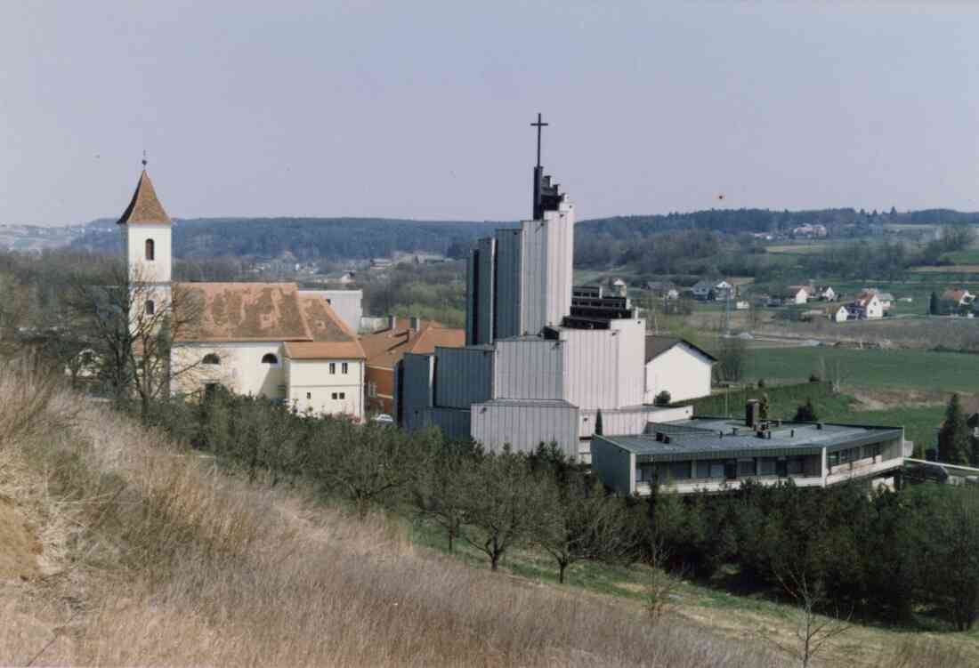 Ägidius Kirche, die Volksschule und die Heilig Geist Kirche, Kirchengasse im April 1988