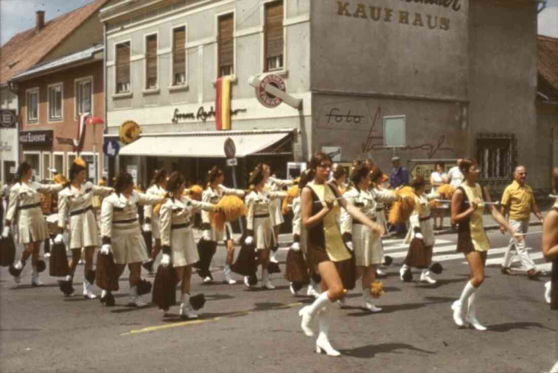 Amerika - Woche 1975 mit der St. Anthony High School, Trenton, New York in der Herrengasse mit der Drogerie Kottas, Elementar Versicherung und Kaufhaus Radnetter