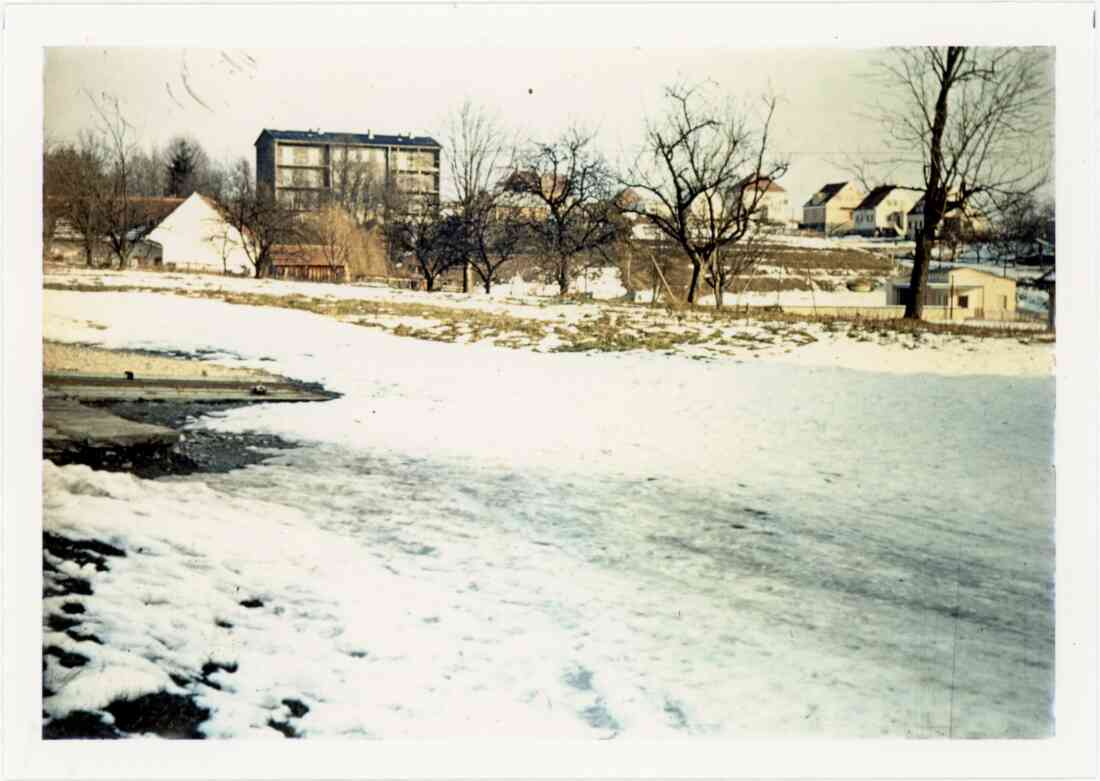 Kastellstraße mit Wiese der Hauptschule, Badeanstalt, Badsiedlung im Dezember 1965