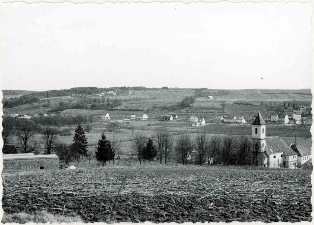 Bau der Leichenhalle am 29.03.1970, alte Kirche und Volksschule