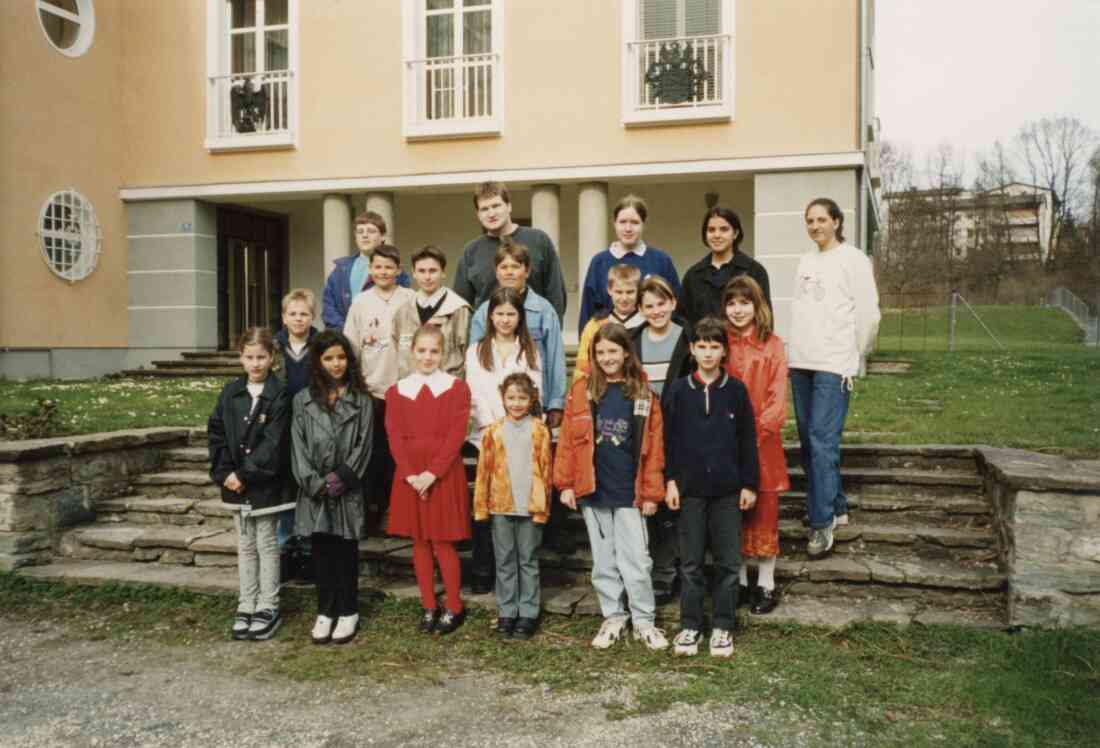 Musikschule Stegersbach vor der Hauptschule Stegersbach, im Hintergrund die Badsiedlung