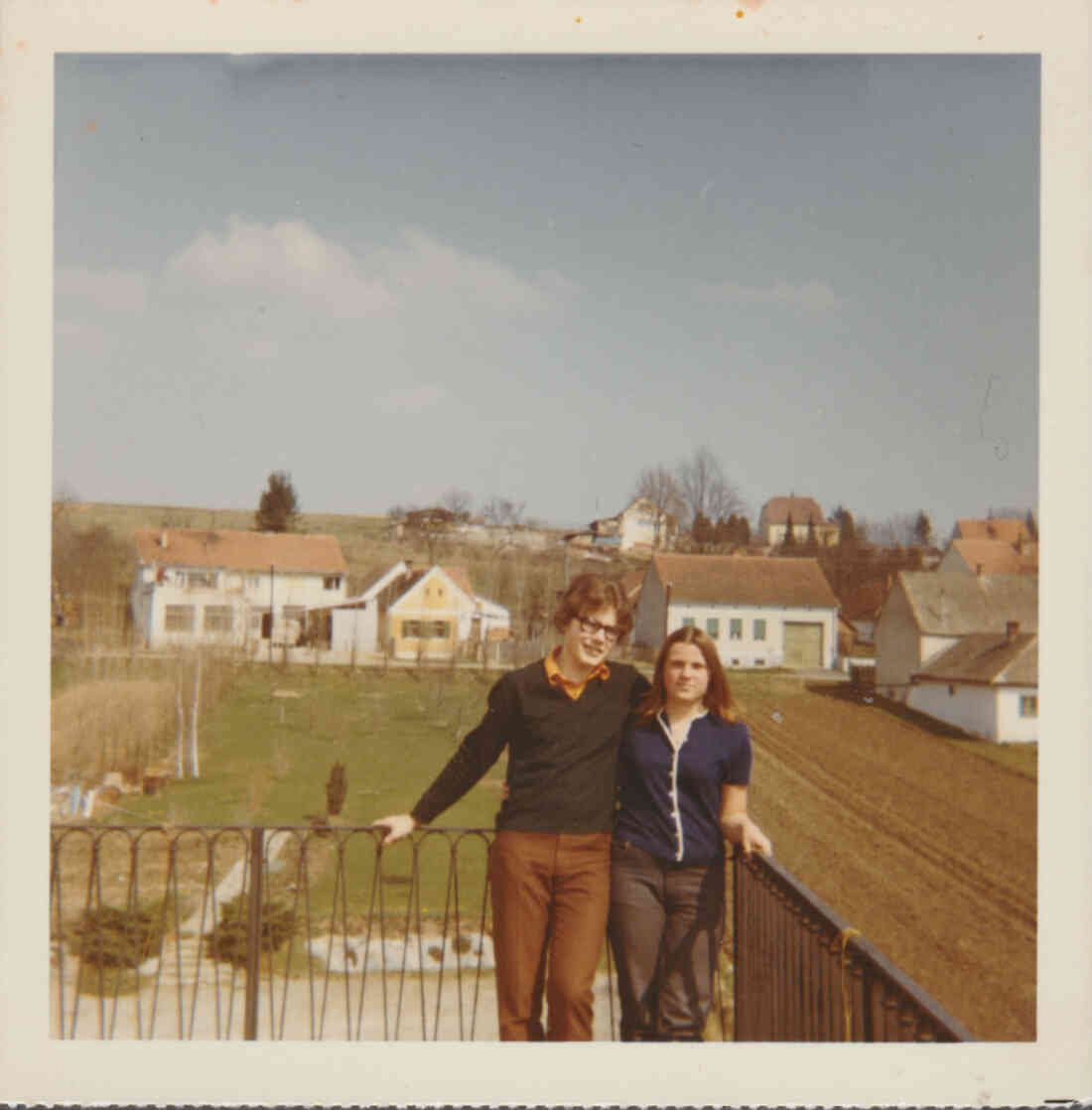 Peter Stiwi Stipsits und Eva Perissutti am Balkon des Perissutti Haus