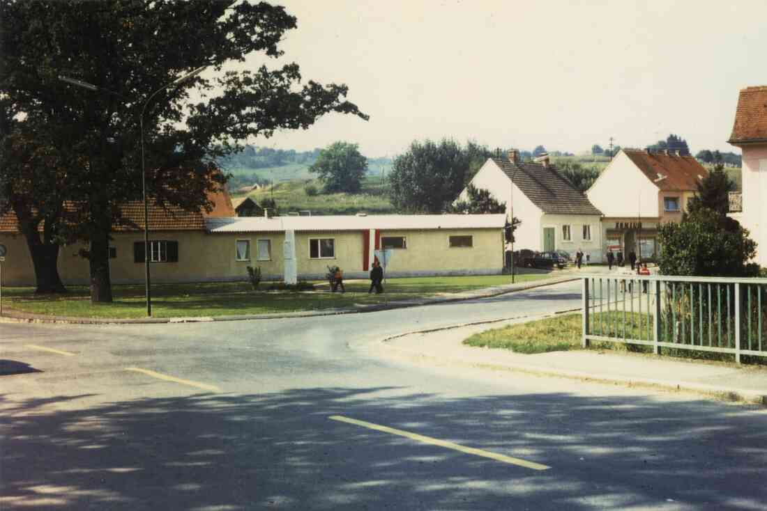 Northampton Platz an der Kreuzung Grazer Straße und Kirchengasse mit der Bekenntnissäule und dem Konsum Geschäft am 07.09.1969