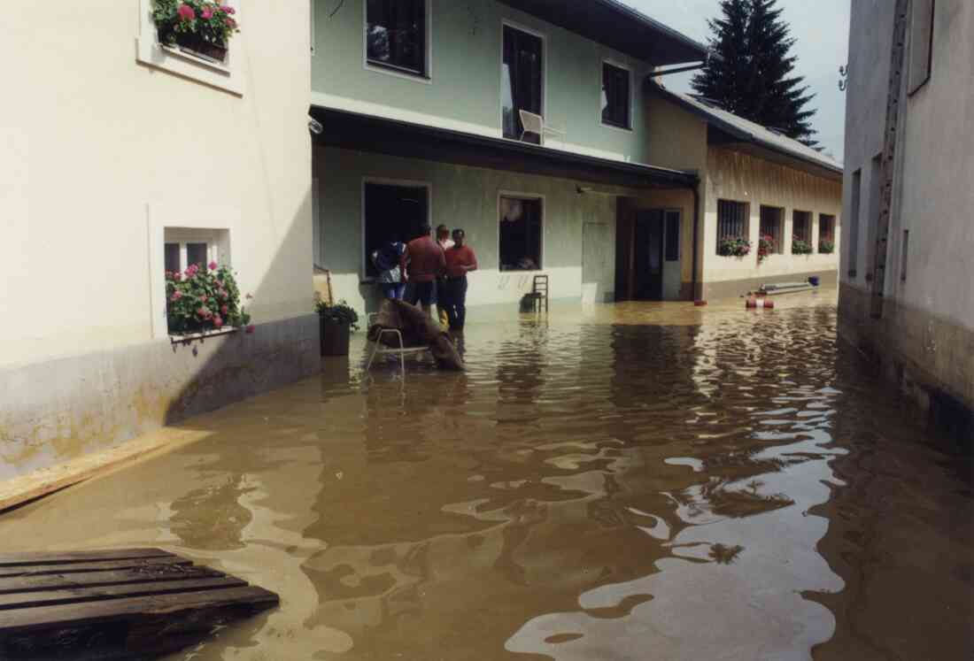 Hochwasser am 27.06.1998 im Hof der Spenglerei Janisch in der Kirchenstraße 8, früher Hausnummer 530