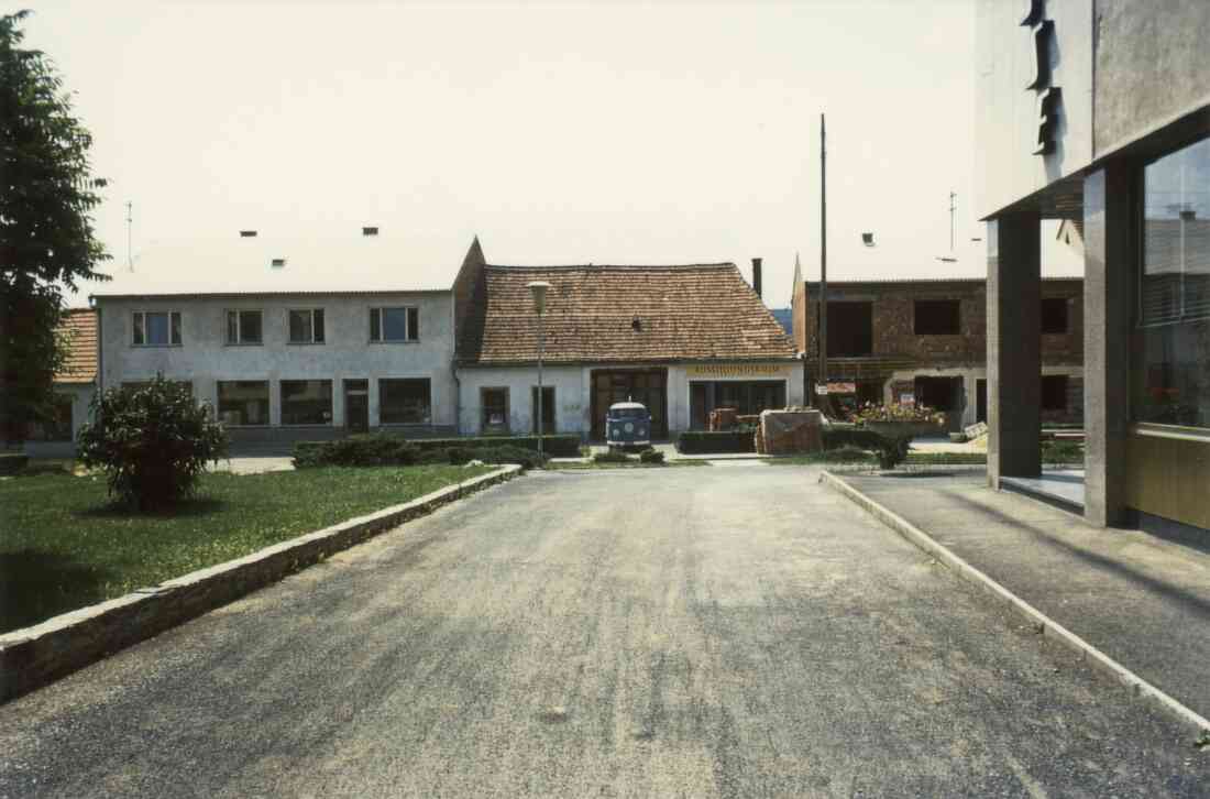 Hauptstraße, Hauptplatz mit Häusern der Familien Rothen, früher Six, jetzt Ringleb, Novakovits und Fenz im Juni 1967