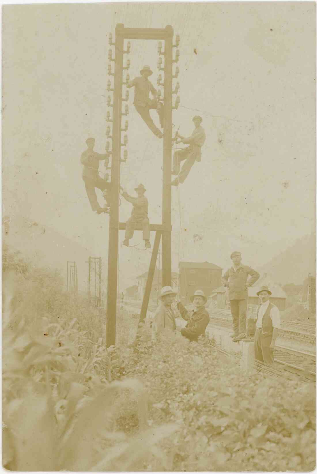 Stegersbacher Telegrapher bei der Arbeit beim Bahnhof und den Bahngleisen