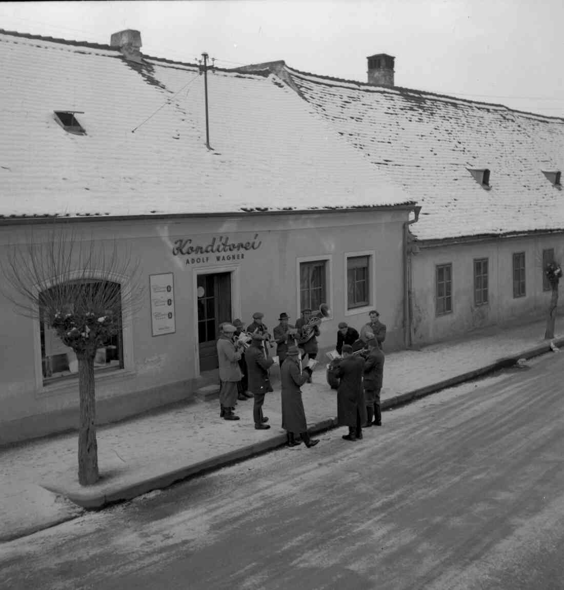 Die Neujahrsmusikanten in der Herrengasse, Konditorei Adolf Wagner