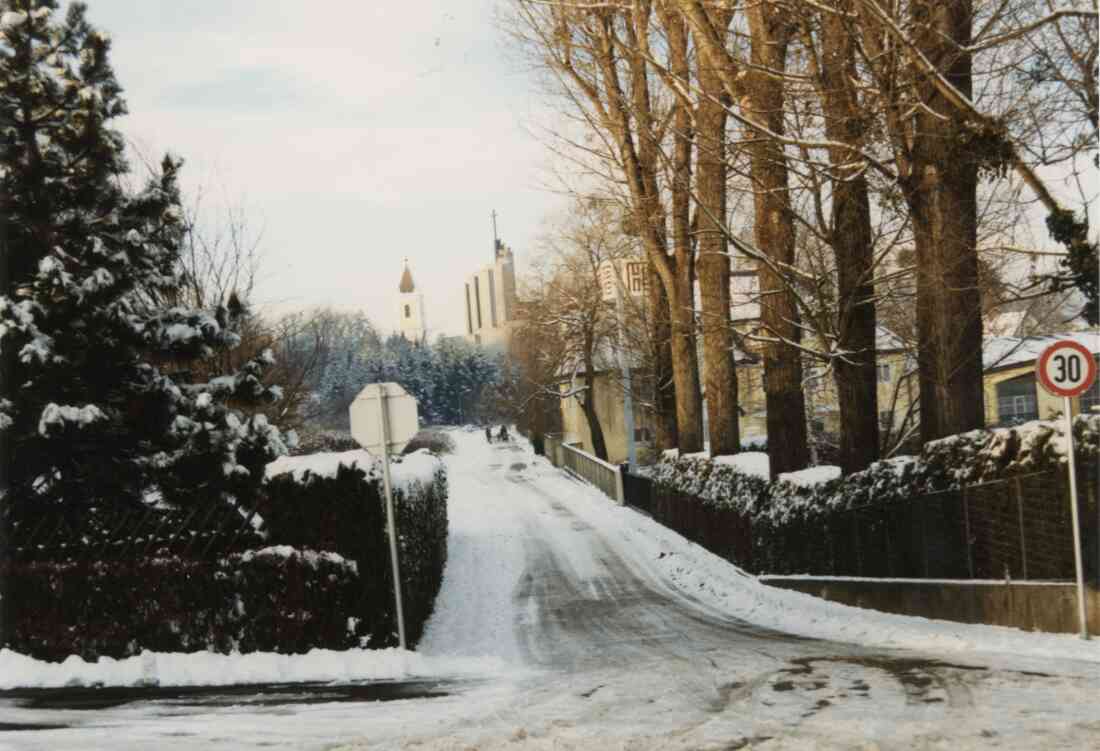 Kreuzung Grazerstraße, Kirchengasse, Firma Böchheimer, die Heilig Geist Kirche, die Ägidius Kirche