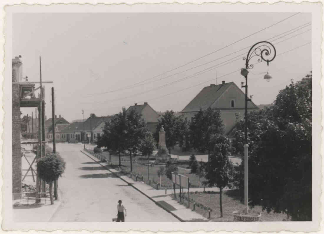 Hauptplatz mit Park im Sommer 1952