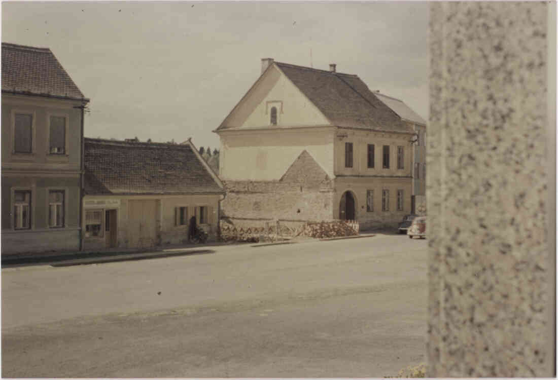 Fleischhauer und Selcher Franz Mandler, Neubau der Apotheke Hassl - Grabner, das Haus der Familie Fabsits in der Hauptstraße im April 1964