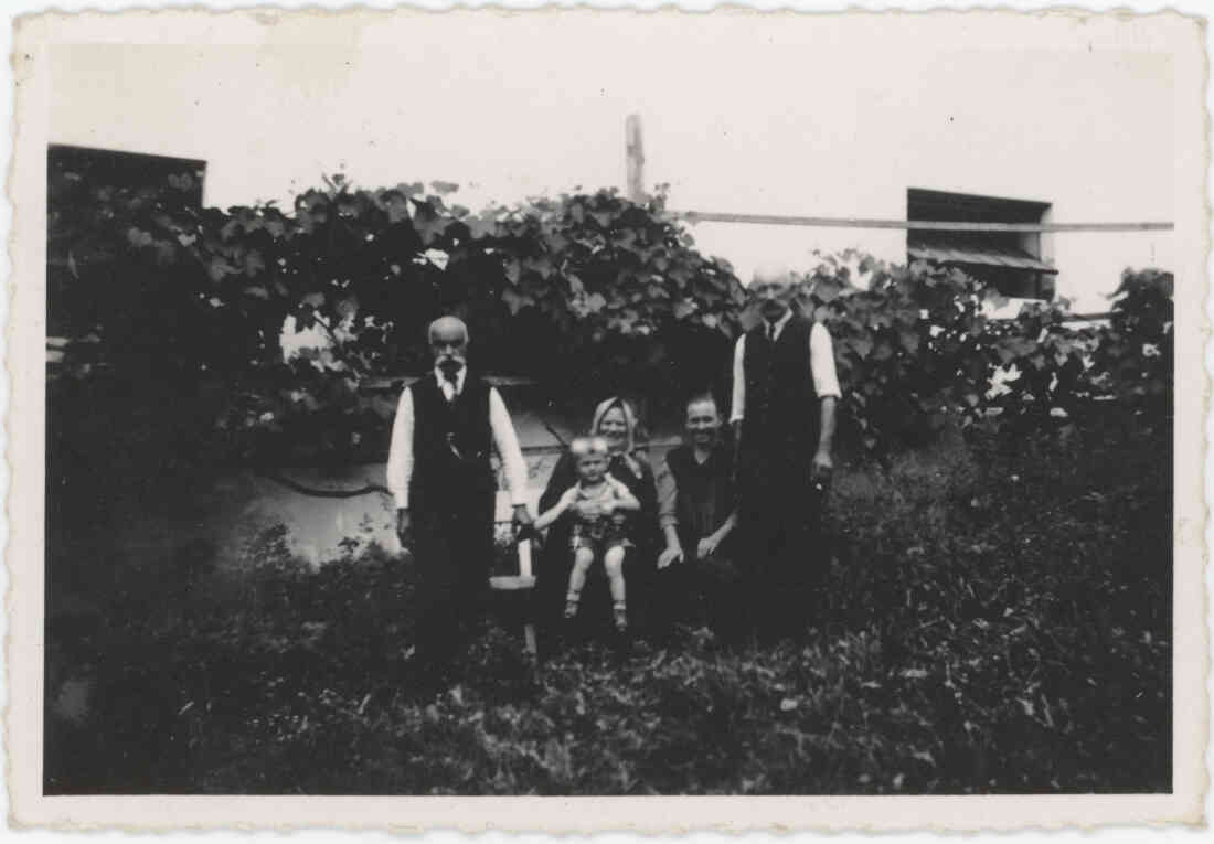 Eine Familie im Garten