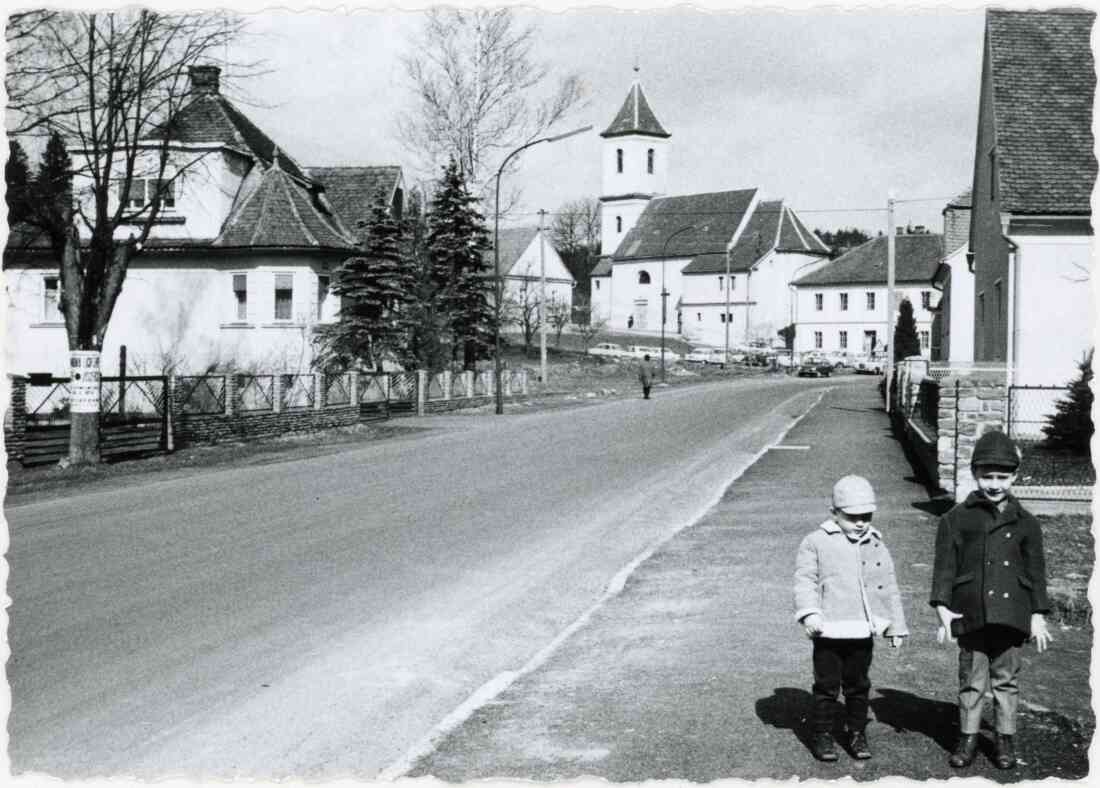 Kirchengasse mit dem Alten Pfarrhof, Ägidius Kirche, Volksschule