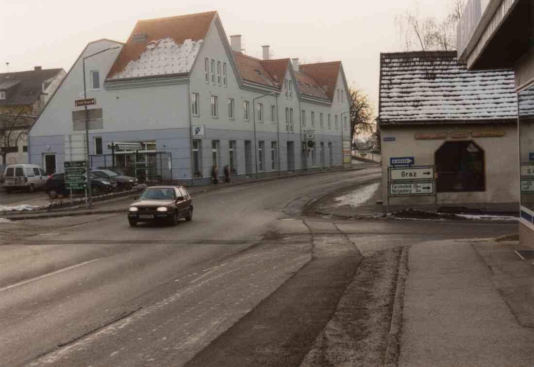 Haus Kapesky in der Wienerstraße mit Langers Blumeneck, dem Irish Pub Lima und der Fleischerei Schirnhofer am 16.01.1999