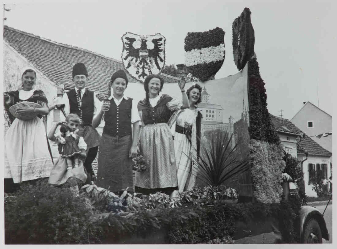 Volksfest mit Blumenkorso 18. August 1957 in der Hauptstraße