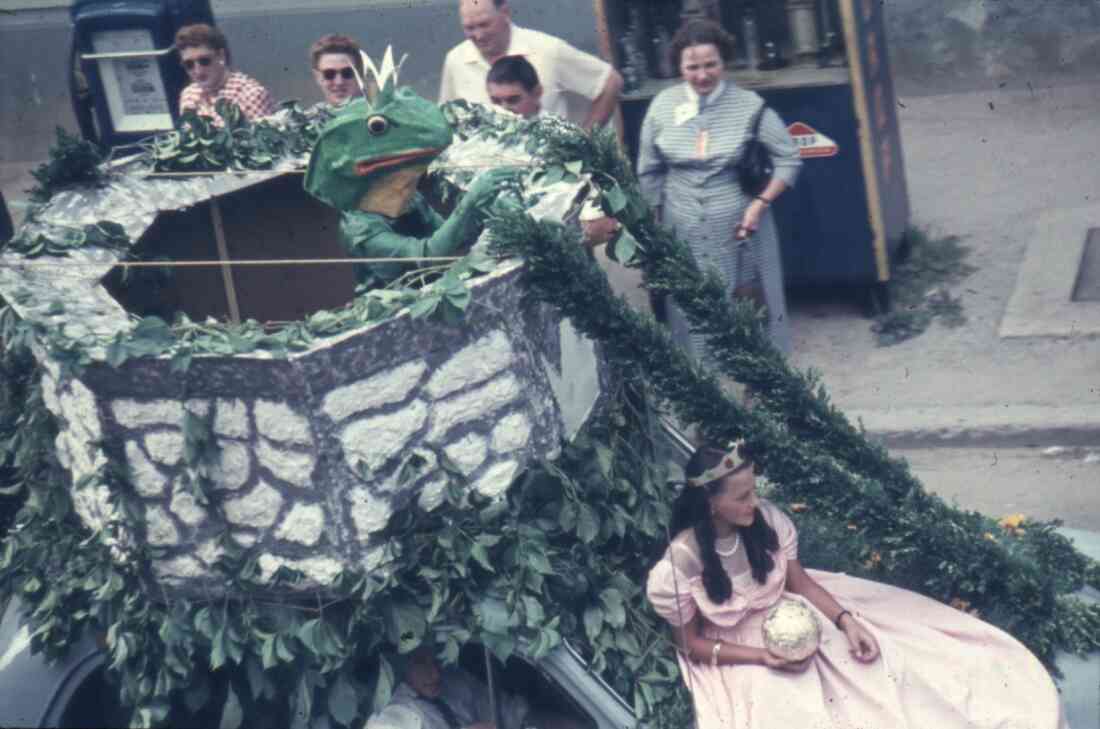 Volksfest und Blumenkorso 1955 in der Herrengasse und der Tankstelle