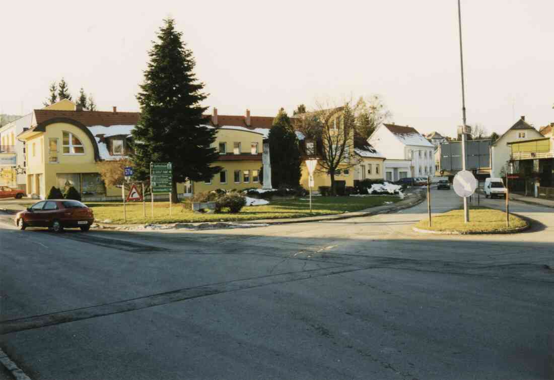 Northampton Platz an der Kreuzung Grazer Straße und Kirchengasse mit dem Elektrohaus Vajc und der Bekenntnissäule am 07.12.1999