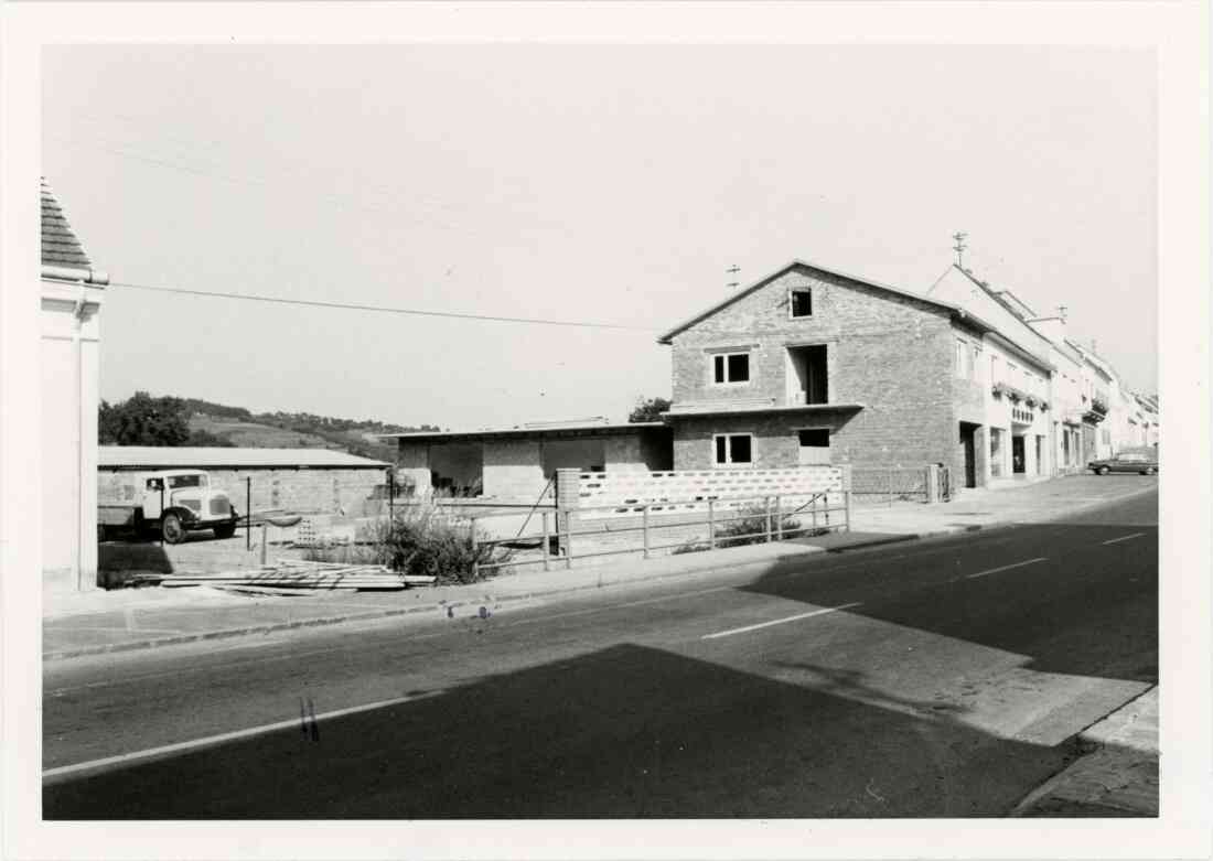 Baustoffhandel Franz Bauer, Hauptstraße 18 und Neubauer Brücke im Jahr 1972