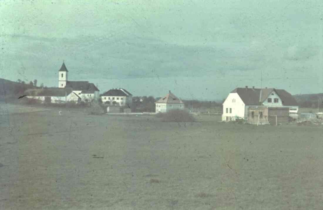 Kirchengasse mit der Ägidius Kirche und Volksschule