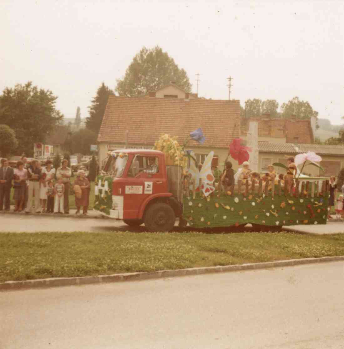 Volksfest mit Blumenkorso an der Kreuzung Grazer Straße - Kirchengasse mit dem Geschäft Elektro Vajc und dem LKW des Baustoffhandel Bauer