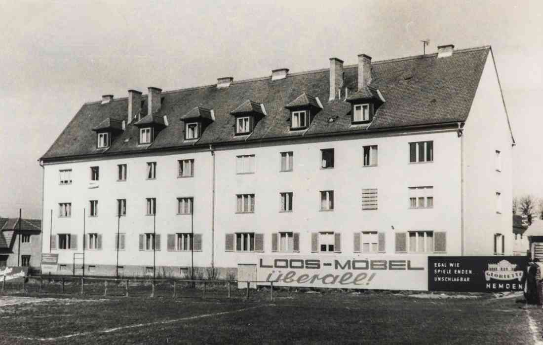 Wohnhaus 20er Haus in der Angergasse 1, Rückseite, Sportplatz