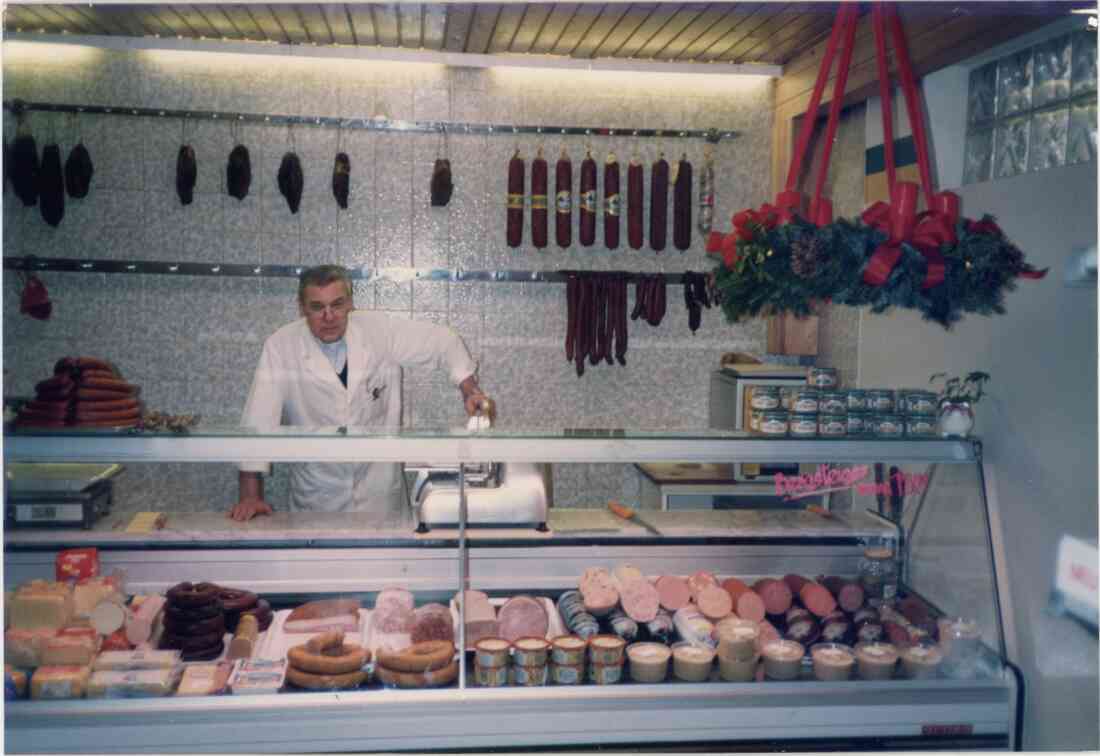 Erich Radnetter in seinen Kaufhaus und ADEG Geschäft in der Hauptstraße 26 in der Weihnachtszeit