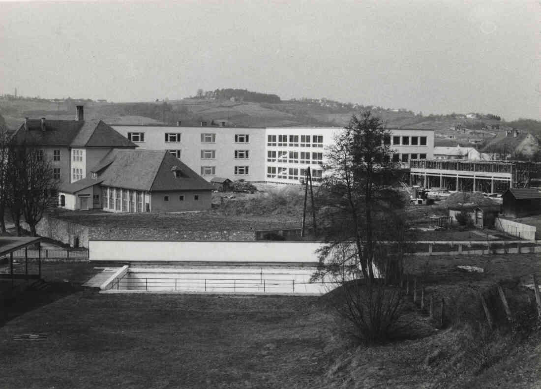 Schwimmbad und Hauptschule am 01.04.1973 in der Kastellstraße