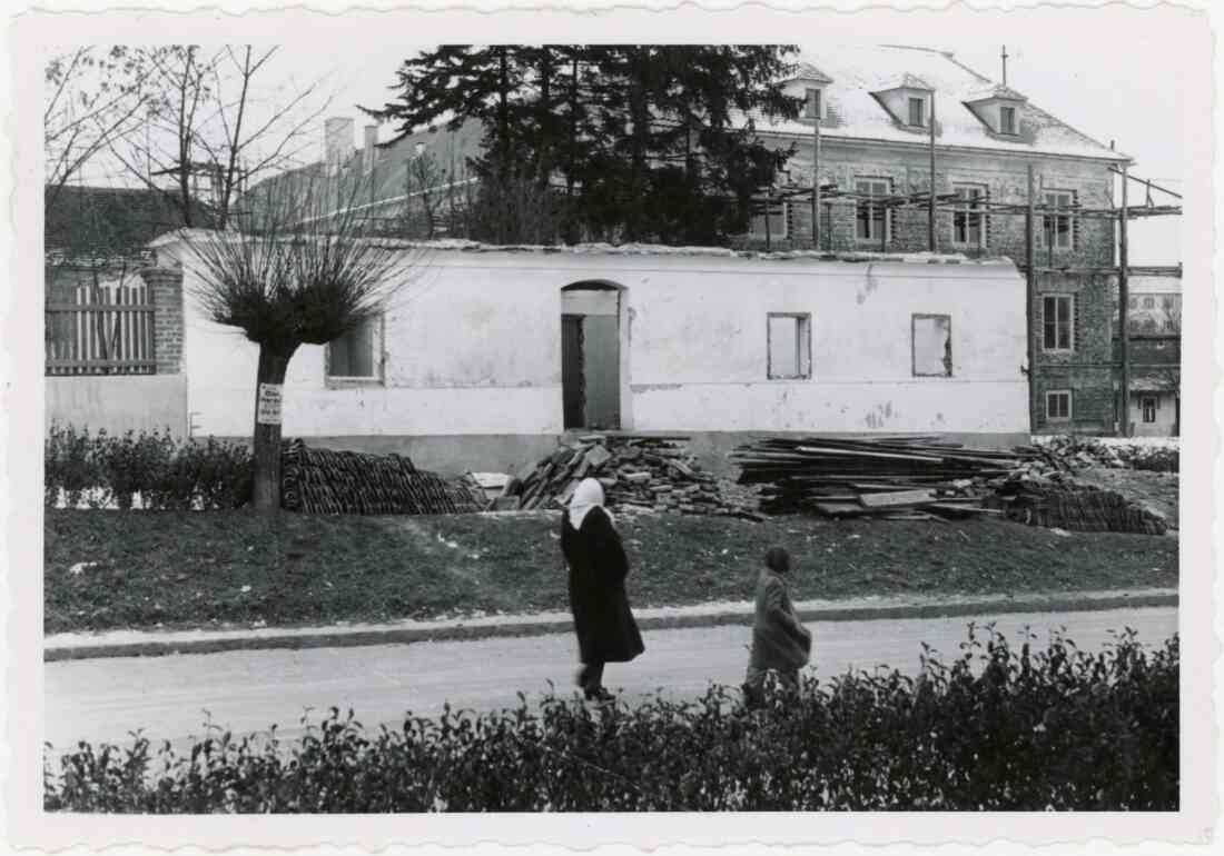 Hauptstraße mit Hauptschule und ehemaligen Gebäude