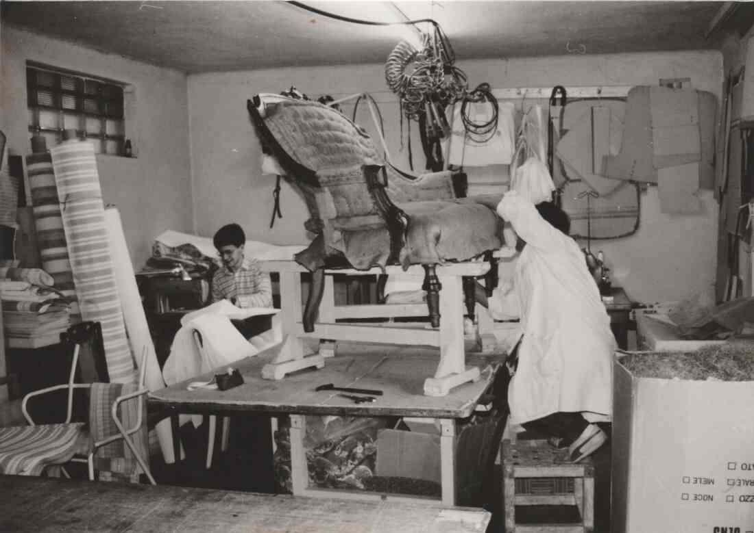 Sattler Tapezierer Franz Radnetter, bei der Arbeit in der Werkstatt von Franz Radnetter