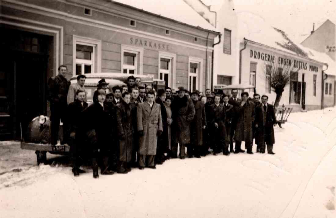 Fahrprüfung am 02.02.1954 in der Herrengasse mit Otto Sodl, vormals wohnhaft in Olbendorf, Bergen 473, Sparkasse und Drogerie Foto Eugen Kottas