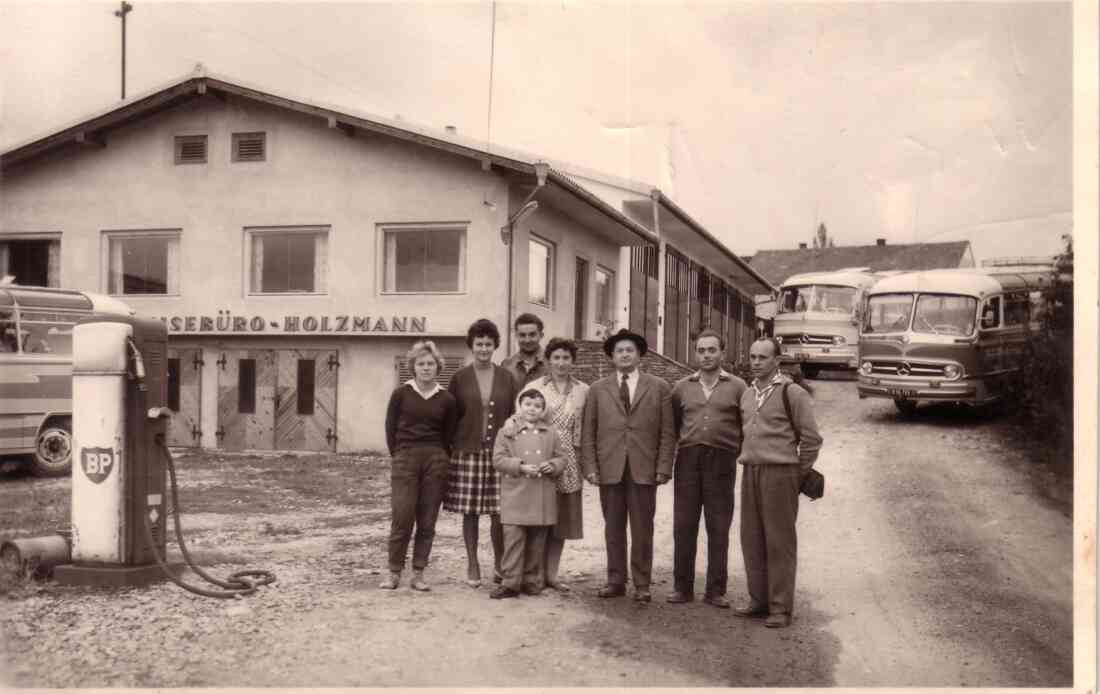 Reisebüro Holzmann, Familie Holzmann und die Busfahrer am Firmengelände in der Hauptstraße 17