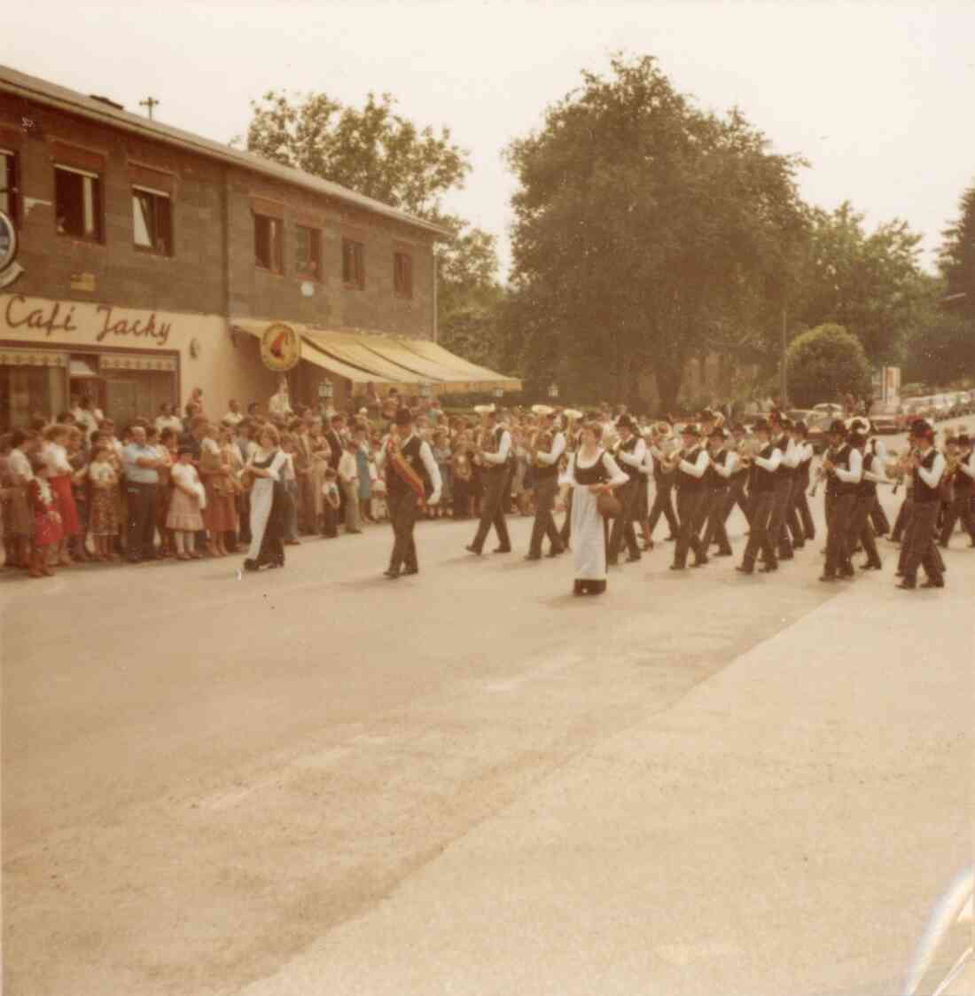 Volksfest mit Blumenkorso in der Grazer Straße mit dem Cafe Jacky und dem Musikverein Stegersbach