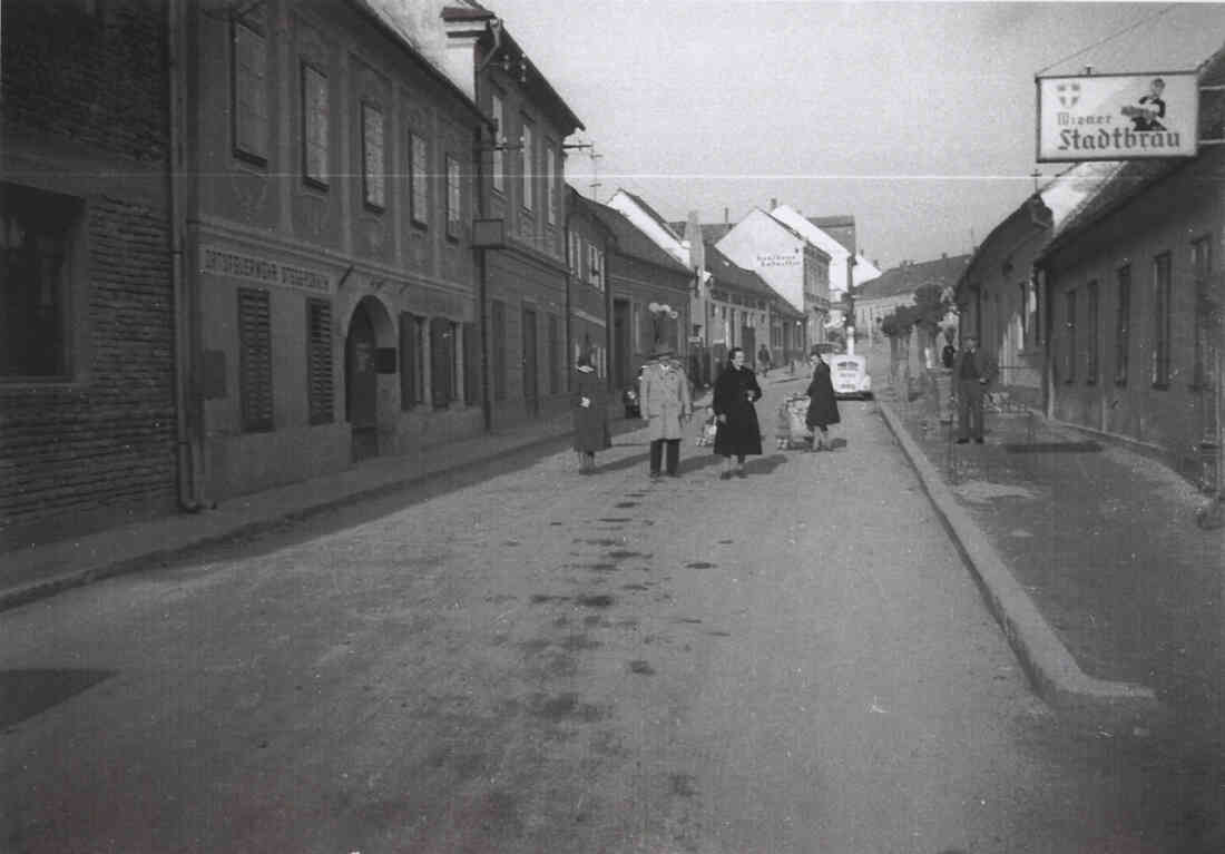 Herrengasse, links im Bild die ehemalige Ortsfeuerwehr Stegersbach, später dann der Grosshandel Röhrich dahinter das Kaufhaus Radnetter und der Gasthof Bauer am Hauptplatz, rechts im Bild der Einkehrgasthof Steiner