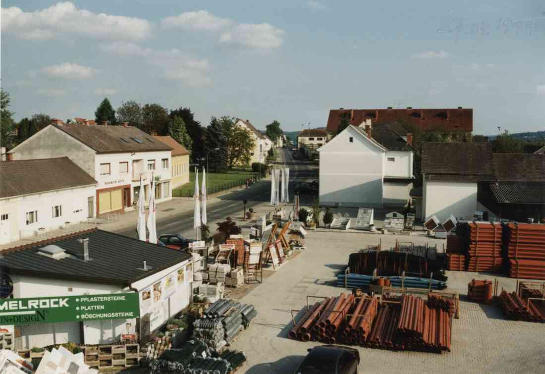 Baustoffhandel Franz Bauer, Imbiss Zieserl und Siderits Hüte in der Hauptstraße am 27.04.1999