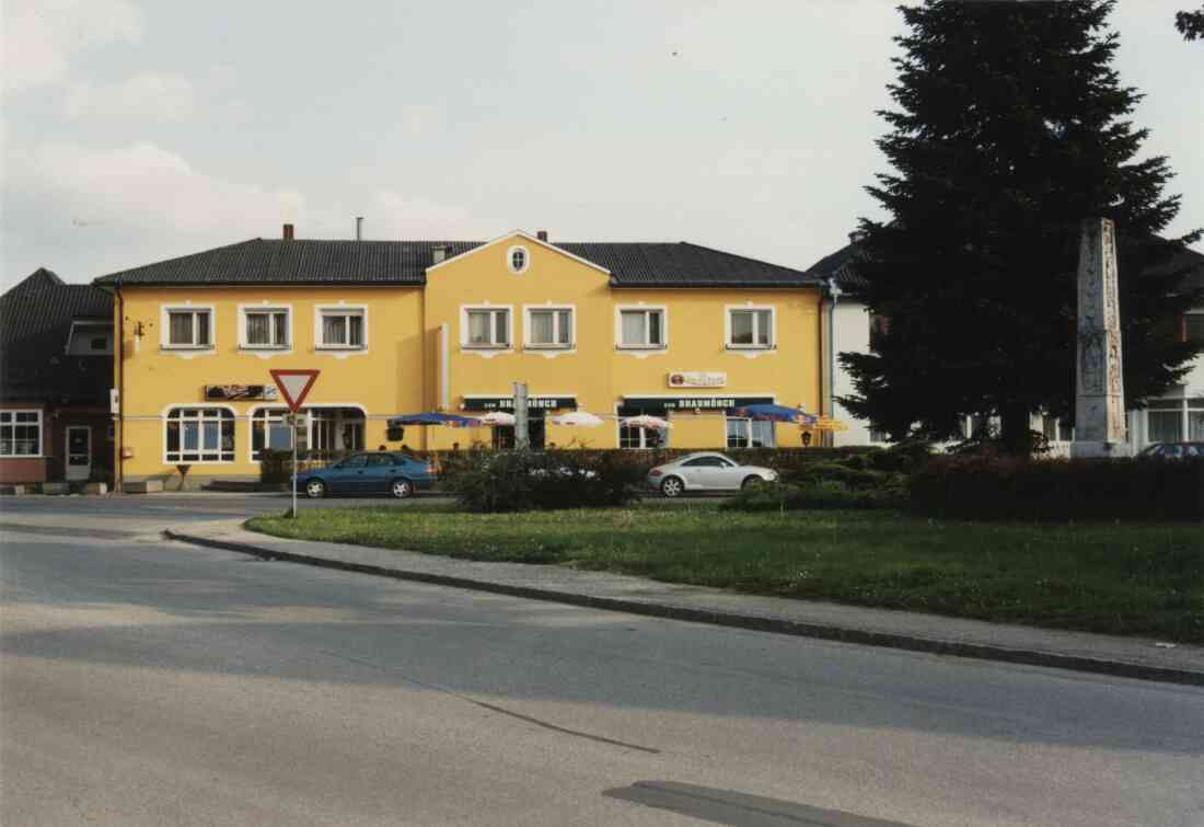 Die Lokale Bistro und der Braumönch in der Grazer Straße 15 am 03. Mai 1999, Northamptonplatz mit Bekenntnissäule