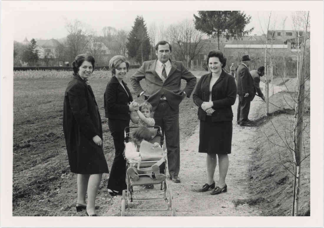 Mühlbach Promenade Birkenbaumpflanzung am 23.03.1974, von dem Verschönerungsverein Stegersbach, Bild 3