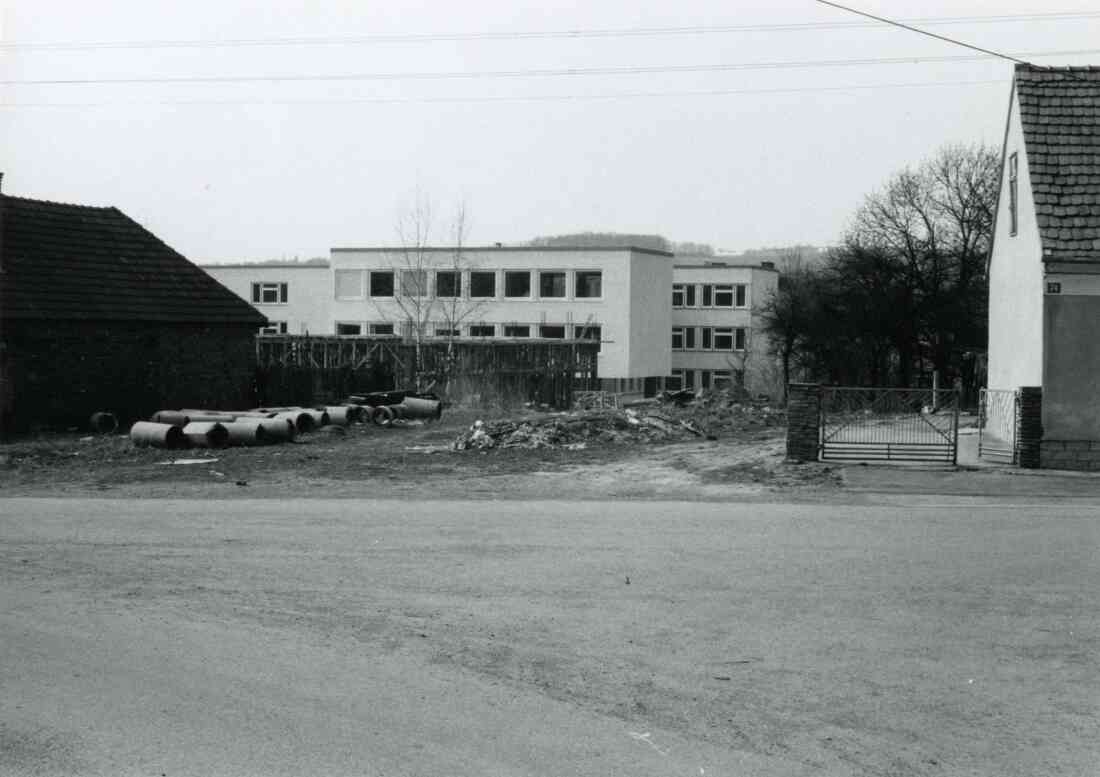 Das Wagner Haus, Hausnummer 75, heute die Vorstadt, im August 1971 nach dem Abbruch und die Haupschule