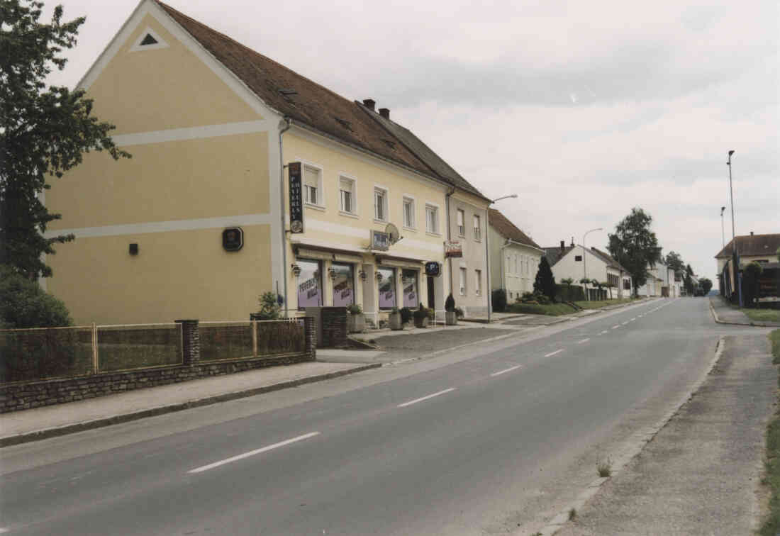 Das Cafe Peverly Hills und der Installateur Heitzer in der Hauptstraße 19