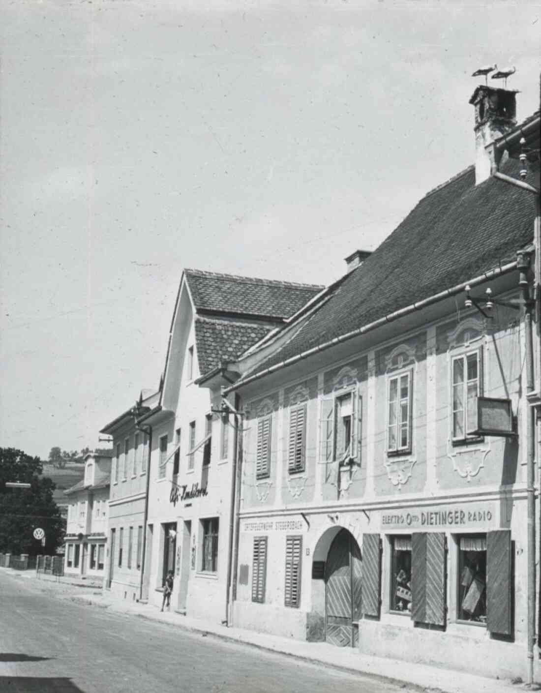 Herrengasse mit der Buchhandlung Hugo Wagner, Cafe Konditorei Zwitkovits, Ortsfeuerwehr Stegersbach und Elektro Otto Dietinger Radio