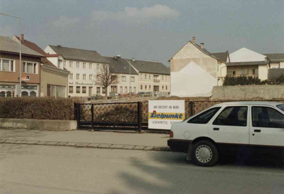 Neubau des Zielpunkt Geschäftes am Hauptplatz im März 1989