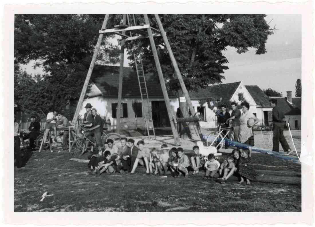 Bohrung eines artesischen Brunnen am Grundstückes des Peinsipp Haus, Hausnummer 73, jetzt Vorstadt 3 und jetzt ist dort das AMS Stegersbach