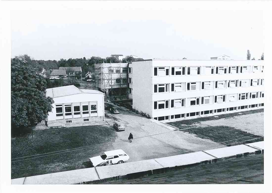 Kindergarten und Hauptschule am 10. Oktober 1972