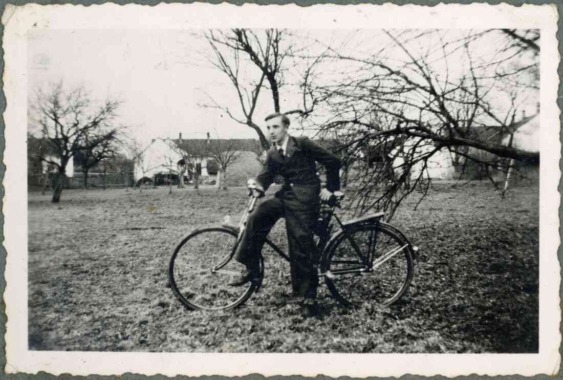 Franz Bauer mit seinem Fahrrad im Garten des Wohnhauses der Familie Bauer in der Hauptstraße 18