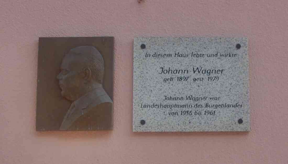 Die Enthüllung der Gedenktafel an den Landeshauptmann Johann Wagner am 26. Dezember 1999 in der Herrengasse