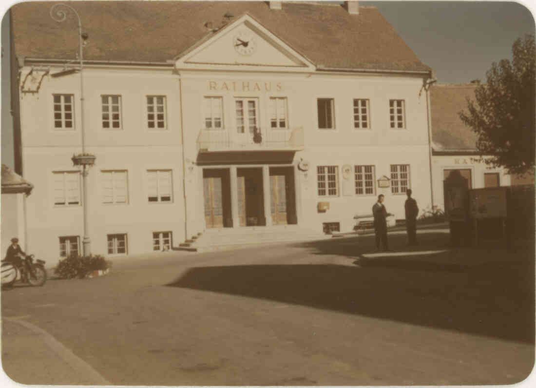 Das Rathaus, die Gendamerie, das Postamt und das Geschäft Kaiser