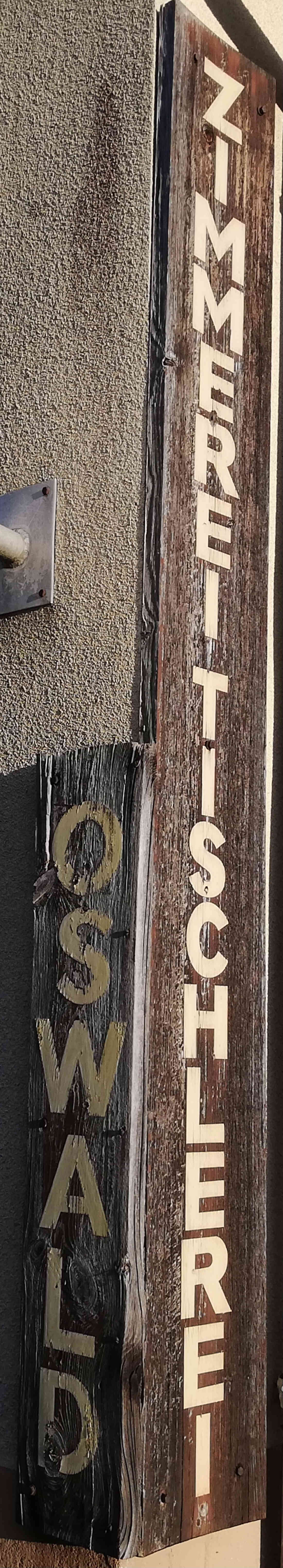 Firmentafel der Zimmerei und Tischlerei Oswald am Herrschaftsweg 2 , Schild Nummer 11