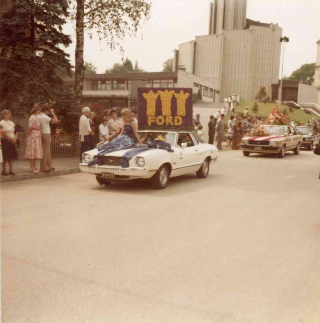 Volksfest mit Blumenkorso in der Kirchengasse mit der Heilig Geist Kirche