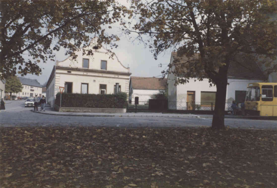 Gasthof Ernst Bauer, Hauptplatz, früher Hausnr. 66, jetzt Hauptplatz 13, mit dem Park und der Postbushaltestelle