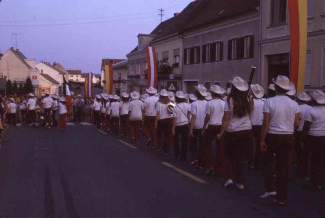 Amerika - Woche 1975 mit Brass Band in der Hauptstraße mit  Elektro Radanovits, Baustoffhandel Bauer und dem Kreilser Pieber
