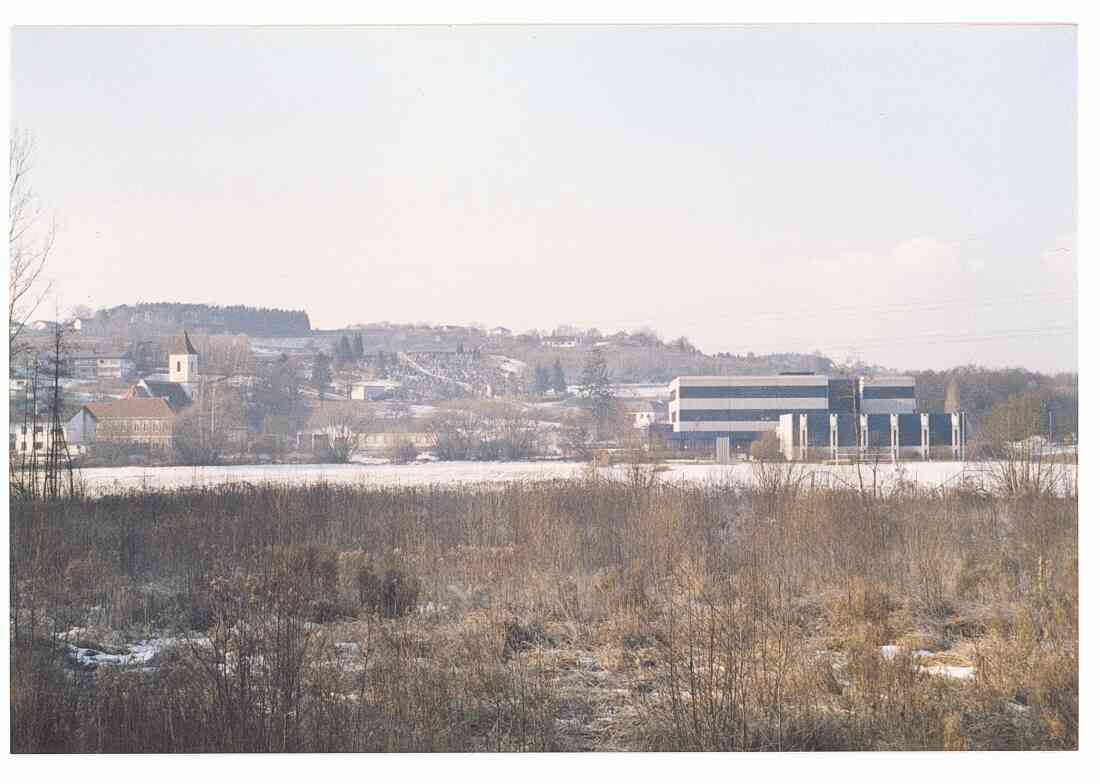 Kirche, Volksschule, Friedhof  und HAK und  Handelschule am 04. Jänner 1987 in der Kirchengasse