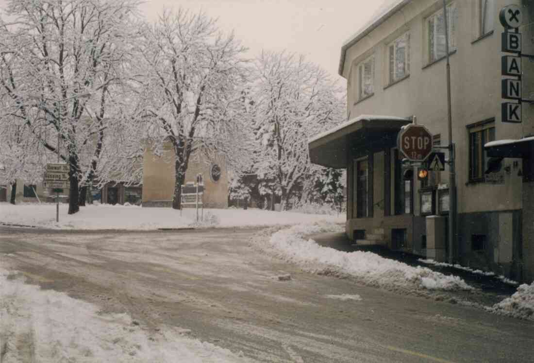 Hauptplatz, Hauptstraße und Park mit Popshop und Raika im Winter 1985/86